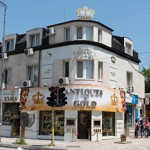 Golden House Daire